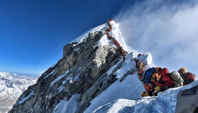 Dòng người leo núi xếp hàng chờ lên đỉnh Everest. Ảnh: AFP
