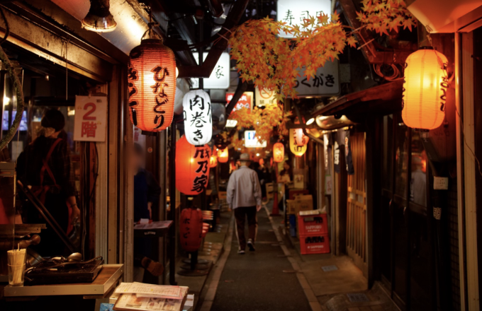 Một con ngõ nhiều các quán izakaya tại Tokyo. Ảnh: JW