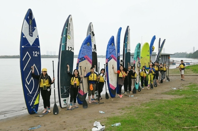 Du khách tham gia tour chèo SUP ở sông Hồng. Ảnh: Umove