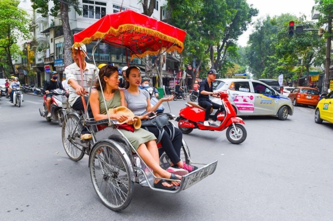 Tour xích lô phố cổ và trải nghiệm ẩm thực Hà Nội. Ảnh: Traveloka