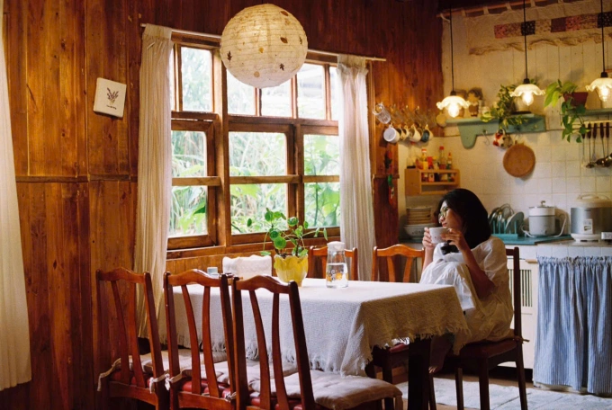 Homestay nhà gỗ ở Đà Lạt hút khách trẻ tìm sự mộc mạc và yên tĩnh. Ảnh: Trần Trí