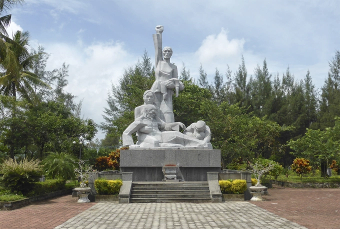 Tượng đài tại chứng tích Sơn Mỹ. Ảnh: Wiki