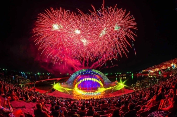 Show diễn Nụ hôn của biển cả thu hút nhiều du khách khi tới Phú Quốc.