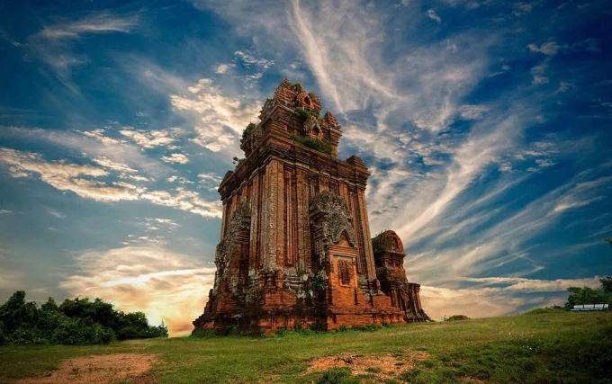 Tháp Chính trong quần thể tháp Bánh Ít. Ảnh: Linda De Volder.