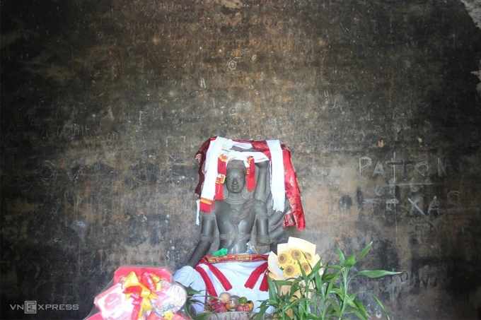 Bản phục chế tượng thần Shiva thờ trong tháp Chính. Ảnh:Trần Hóa