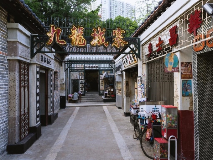 Triển lãm Kowloon Walled City: A Cinematic Journey tái hiện những thước phim từ tác phẩm từng đạt Giải thưởng Điện ảnh Hong Kong. Ảnh: DiscoverHongkong