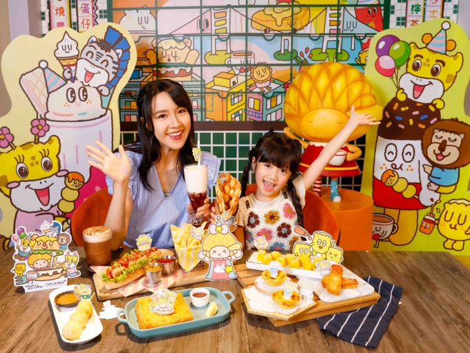 Du khách thưởng thức cà phê, bánh ngọt tại Cafe de Bollo Funnyland. Ảnh: DiscoverHongKong