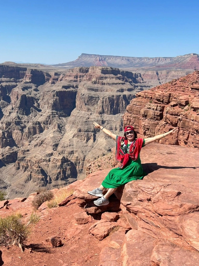 Khách Việt đến thăm Grand Canyon, một trong những điểm du lịch hút khách tại Mỹ, tháng 7. Ảnh: Pan American