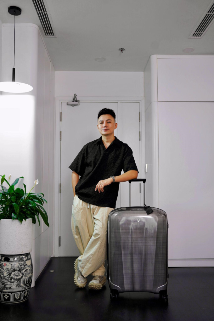 Bữu Vi Vu đánh giá 5 sao cho chất lượng và thiết kế của vali Roncato We Are Glam. Ảnh: NVCC