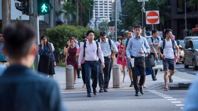 Một nhóm người dân đang trên đường đến chỗ làm tại Singapore. Ảnh: Depositphotos/ Shadow of light