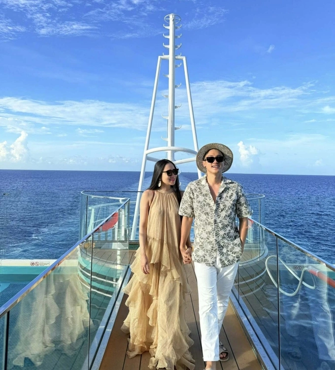 Vợ chồng chị Vũ Quỳnh Hoa chụp ảnh lưu niệm tại khu nghỉ dưỡng ven biển ở Miami, Mỹ hồi tháng 6. Ảnh: NVCC