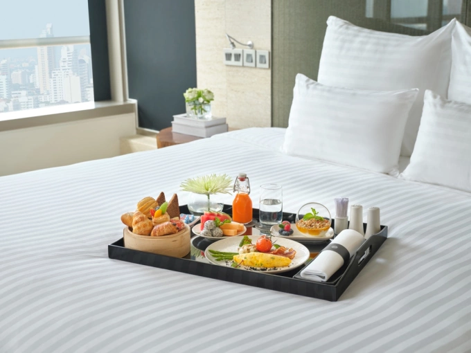 Ẩm thực phục vụ tại phòng kết hợp nguyên liệu địa phương và cách chế biến quốc tế. Ảnh: Pullman Saigon Centre