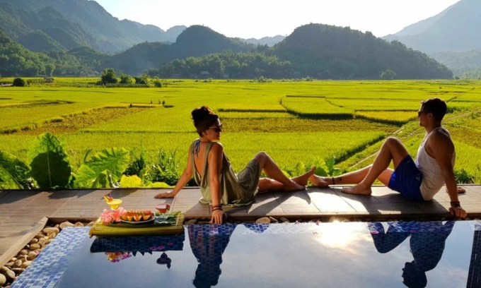Du khách nước ngoài tại một khu nghỉ dưỡng tại Mai Châu. Ảnh: Booking