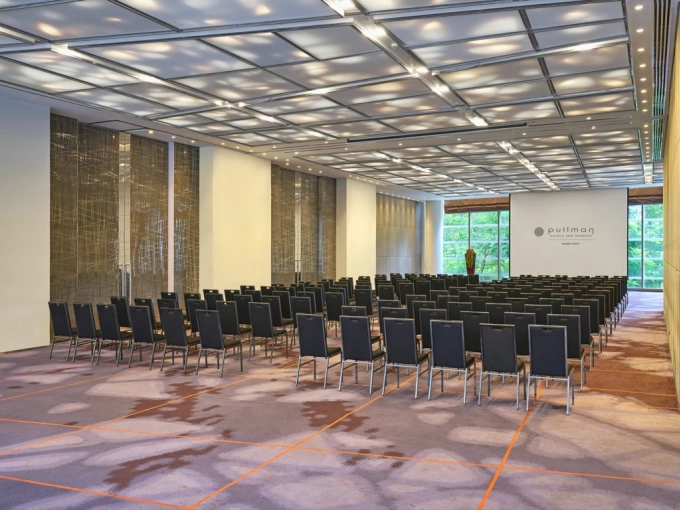 Phòng Grand Ballroom hiện đại, có thể linh hoạt thay đổi cách bày trí, ngập ánh sáng tự nhiên nhờ cửa sổ lớn. Ảnh: Pullman Saigon Centre