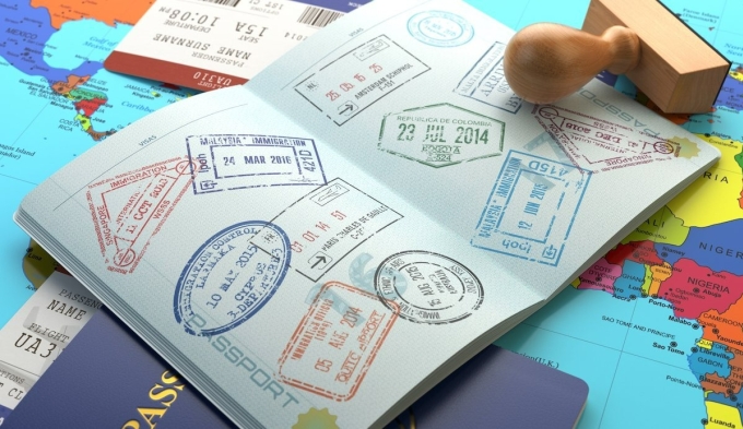 Minh họa một cuốn hộ chiếu với những dấu mộc xuất nhập cảnh. Ảnh: Tourist Israel