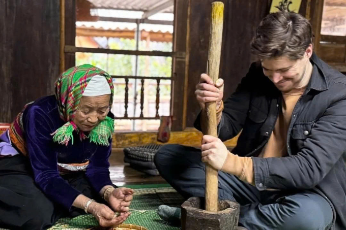 Daniel trải nghiệm giã đậu phộng cùng người dân địa phương. Ảnh: danstabs/ Instagram