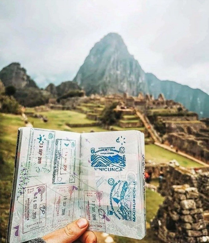 Một du khách đóng dấu mộc lên hộ chiếu để lưu lại kỷ niệm từng đến Machu Pichu, Peru. Ảnh: Valencia Cusco Travel