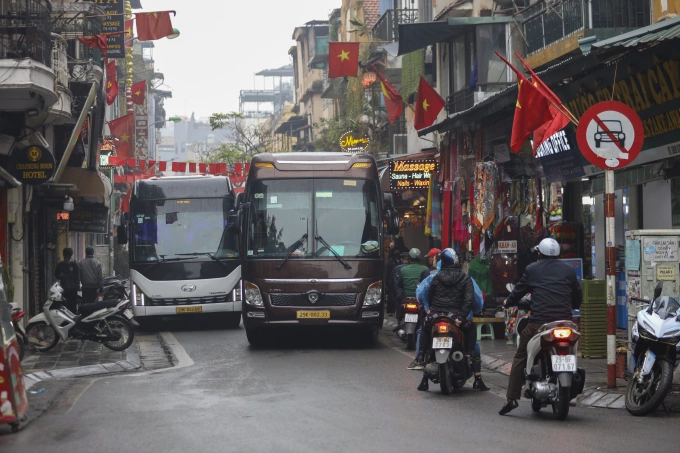 Phố cổ Hà Nội hồi tháng 2. Ảnh: Phạm Chiểu