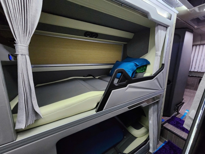Bên trong xe giường nằm hai tầng dạng cabin 22 chỗ, có WC. Ảnh: NVCC