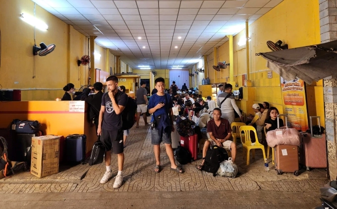 Một bến xe ở quận 5 đông khách lúc 23h, chuyên xe giường nằm hai tầng từ TP HCM đi Đà Lạt. Ảnh: Bích Phương