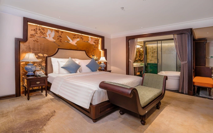 Nội thất trong mỗi phòng nghỉ đều chú trọng yếu tố tiện nghi, sang trọng và phản ánh di sản, văn hóa Việt. Ảnh: Rue De Lamour Hotel
