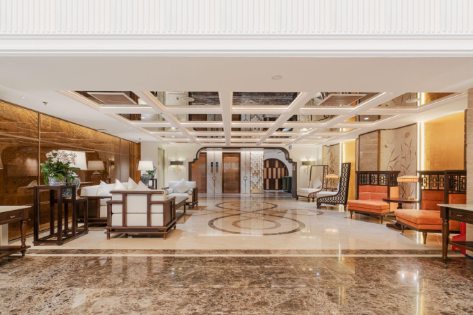 Sảnh khách sạn rộng rãi, thoáng đãng với phong cách thiết kế Indochine. Ảnh: Rue De Lamour Hotel