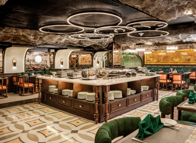 Không gian nhà hàng Vạn Lịch với nhiều lựa chọn món ăn kết hợp Á - Âu. Ảnh: Rue De Lamour Hotel
