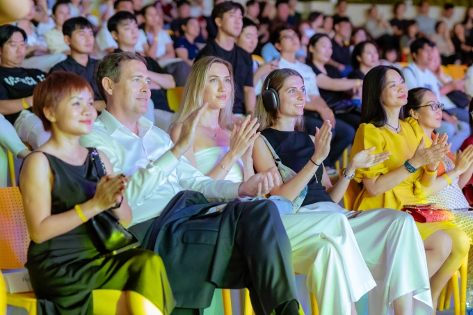 Khách Nga ngồi xem show tại Khánh Hòa. Ảnh: Alma Resrort Cam Ranh