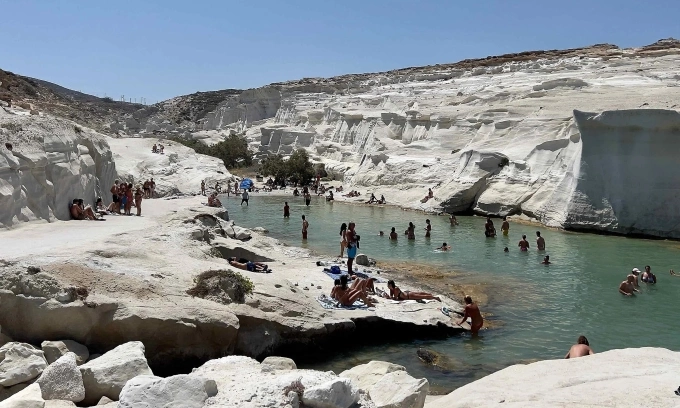 Bãi biển Sarakiniko trên đảo du lịch Milos. Ảnh: Greeka