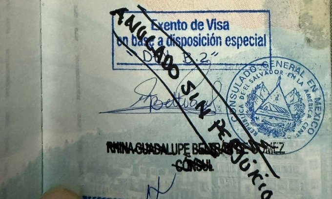 Một trang hộ chiếu của Quốc bị gạch khi nhập cảnh El Salvador. Ảnh: NVCC