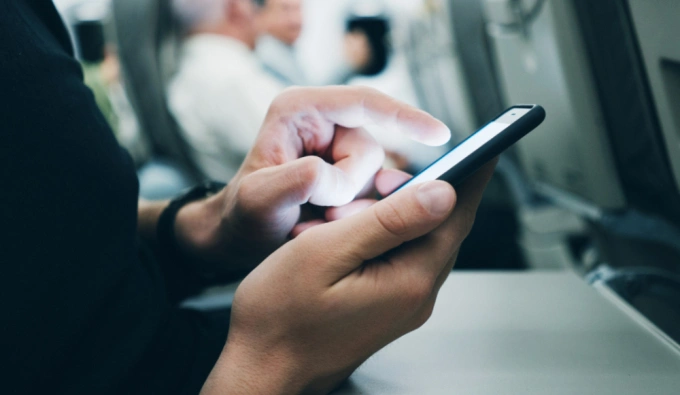Hành khách được khuyến khích không nên dùng điện thoại trên máy bay. Ảnh: Life hacker