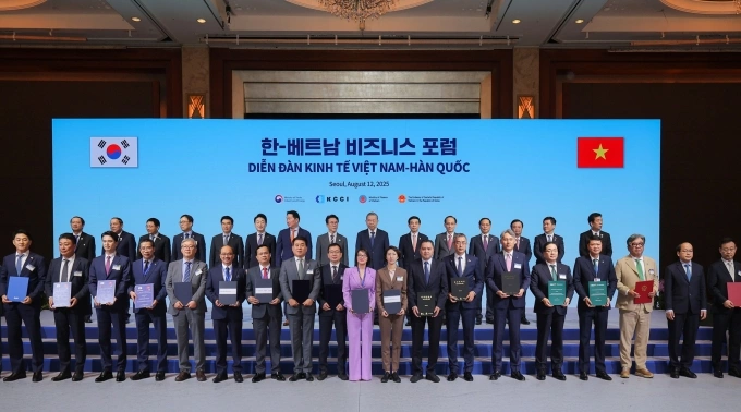 Tổng Bí thư Tô Lâm, Thủ tướng Hàn Quốc Kim Min Seok và lãnh đạo cấp cao hai nước trong lễ ký kết biên bản ghi nhớ giữa Vinpearl và các doanh nghiệp Hàn Quốc. Ảnh: Vinpearl