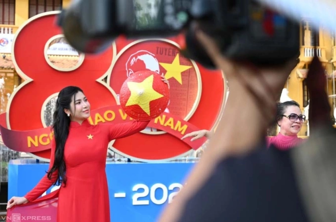 Người dân chụp ảnh tại khu vực gần lăng Chủ tịch Hồ Chí Minh nhân dịp 2/9 vào ngày 12/8. Ảnh: Giang Huy