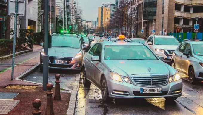 Taxi trên đường phố nước Pháp. Ảnh: Tunnel Times