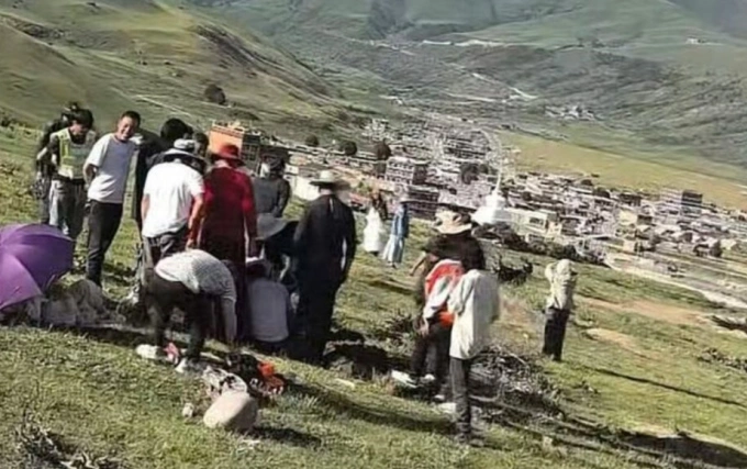 Người dân trong làng đổ xô đi tìm chìa khóa giúp nhóm khách. Ảnh: The Cover