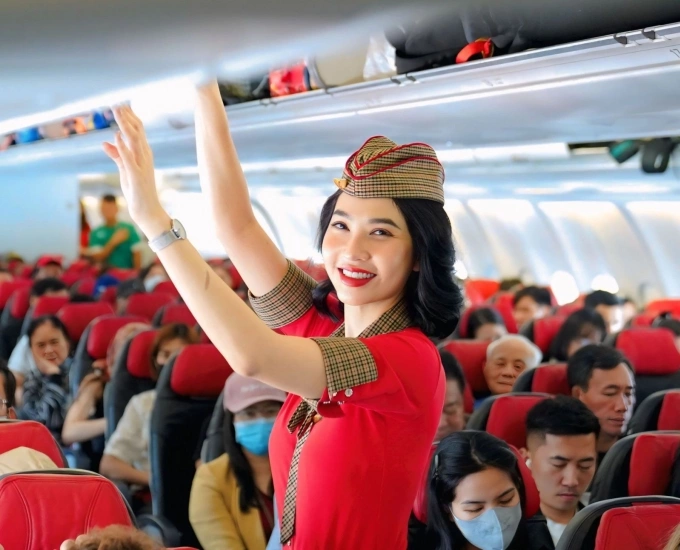 Nhân viên Vietjet hỗ trợ hành khách trên chuyến bay. Ảnh: Tài Nguyễn