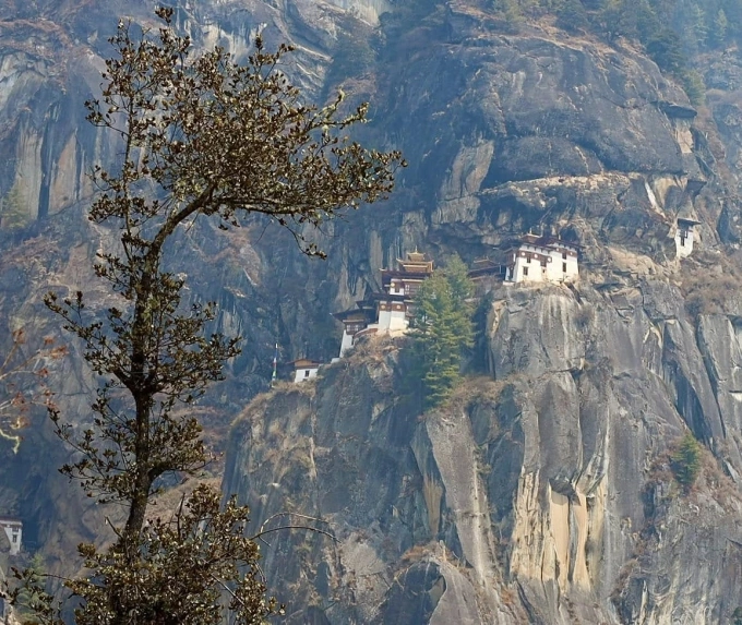 Tu viện Tiger Nest nằm trên vách núi ở Bhutan. Ảnh: Hoàng Thúy Anh