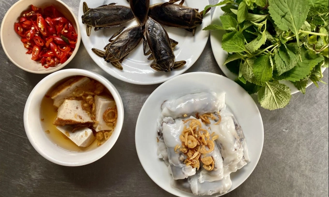 Bánh cuốn Thanh Trì ăn với nước chấm chua ngọt và đặc biệt là cà cuống nướng. Ảnh: Quỳnh Mai
