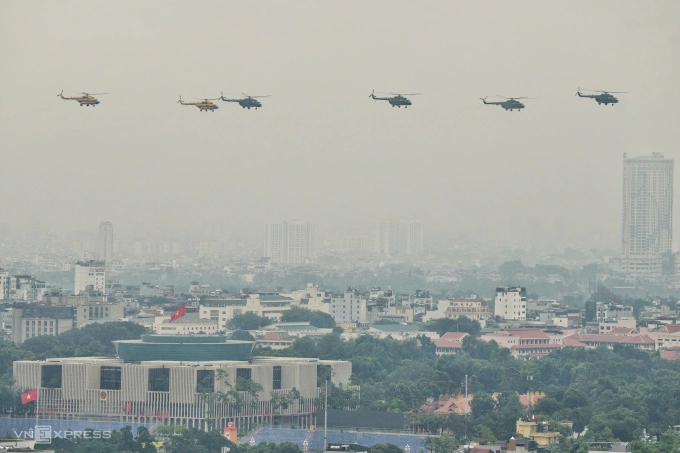 Kinh nghiệm ngắm trọn màn trình diễn máy bay ngày 2/9 Quan sát máy bay từ tòa nhà cao tầng thuộc phường Giảng Võ. Ảnh: Ngọc Thành