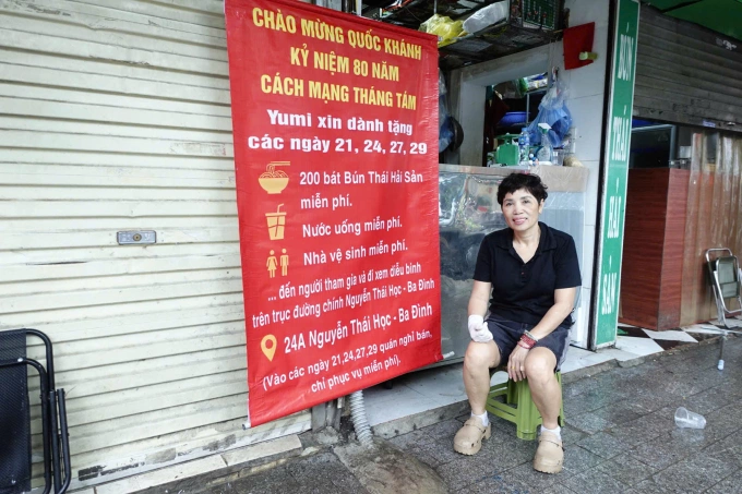 Bà Thủy treo biển từ sáng để mời khách vào xem diễu binh. Ảnh: Tú Nguyễn
