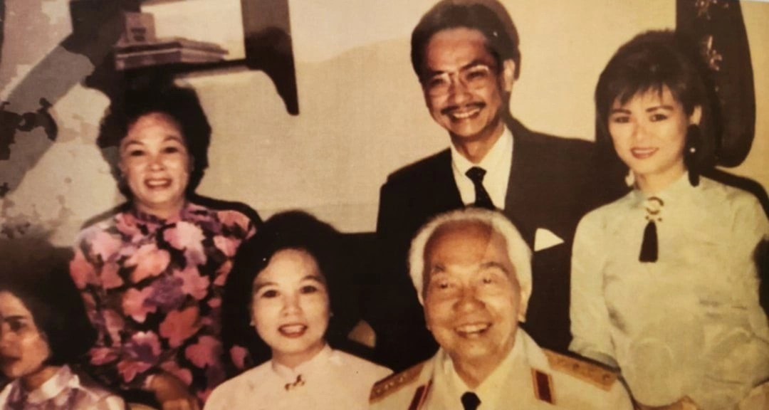 Ông Alain Tấn Huynh (đeo kính) chụp cùng Đại tướng Võ Nguyên Giáp (ngồi hàng đầu) trong chuyến về Việt Nam năm 1989. Ảnh: NVCC 12345-1756388235-3330-1756392267.jpg