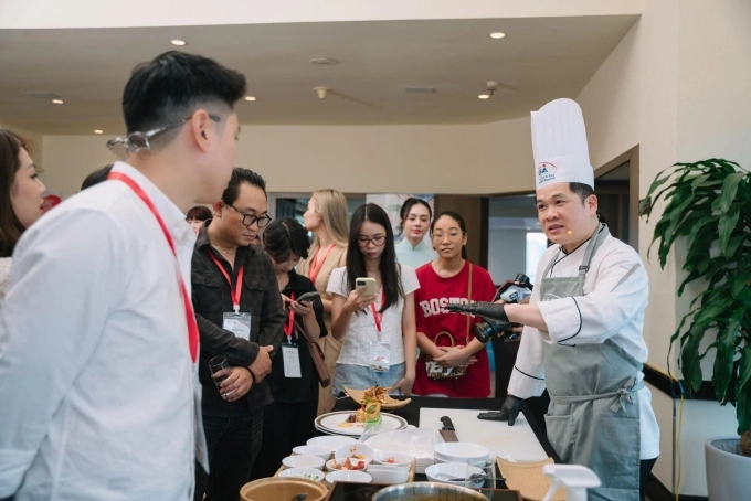 Khách tham gia workshop nghe chia sẻ từ đầu bếp. Ảnh: USAPEEC