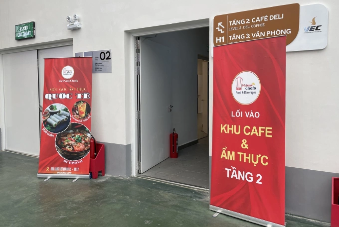 Lối dẫn lên khu ẩm thực tầng 2 trong nhà. Ảnh: Tâm Anh