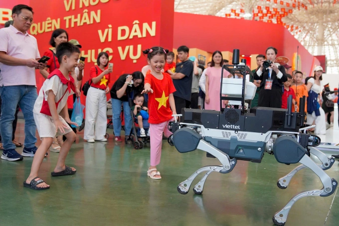 Trẻ em trải nghiệm robot tại khu triển lãm Khoa học Công nghệ. Ảnh: Nguyễn Đông