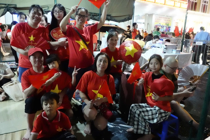 Gia đình chị Hiền diện đồng phục cờ đỏ sao vàng. Ảnh: Tú Nguyễn