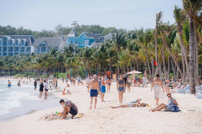 Khách quốc tế nghỉ dưỡng tại các resort ven biển ở Phú Quốc. Ảnh: Sun Group