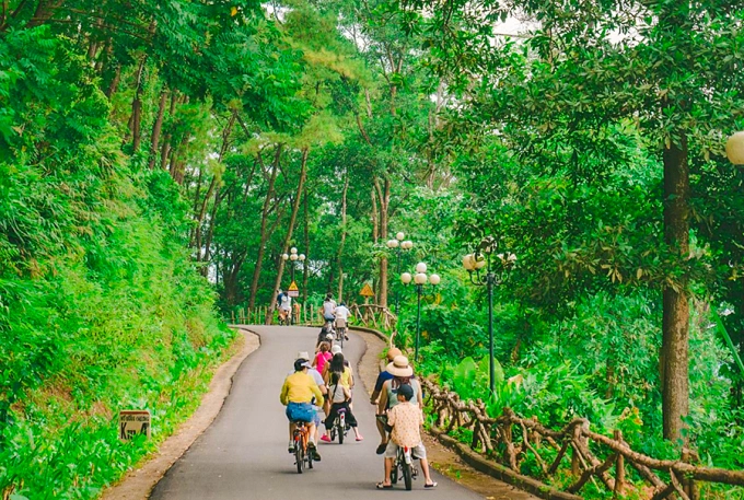 Không gian ven hồ Đồng Chương thích hợp cho hoạt động đạp xe thư giãn. Ảnh: An Tâm Tour