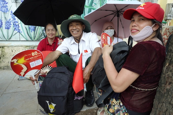 Từ trái qua phải: bà Len, ông Sử và bà Thúy cắm trại ở đường Hùng Vương chiều 31/8. Ảnh: Tú Nguyễn