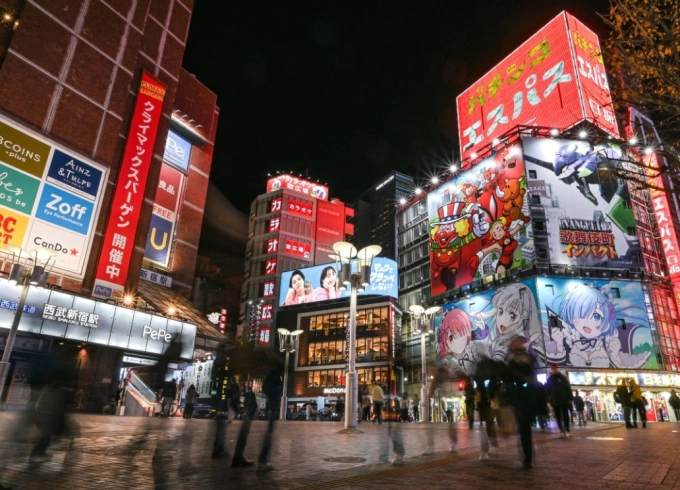 Du khách di chuyển tại Shinjuku, khu vực giải trí đêm nổi tiếng tại Tokyo, Nhật Bản. Ảnh: AFP