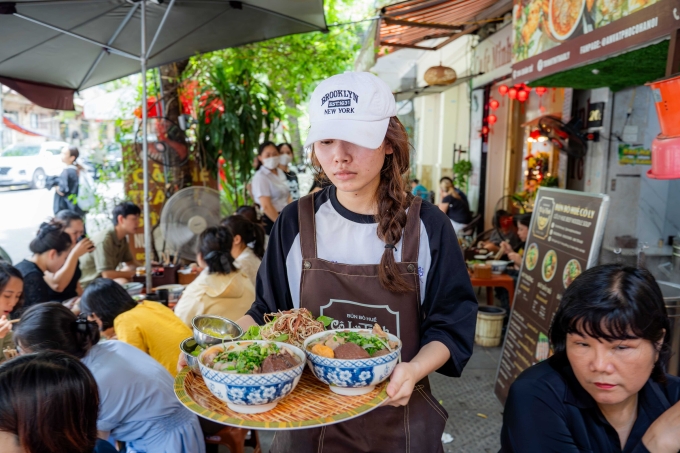 Một quán bún bò đông khách ở Hà Nội. Ảnh: Hoàng Giang
